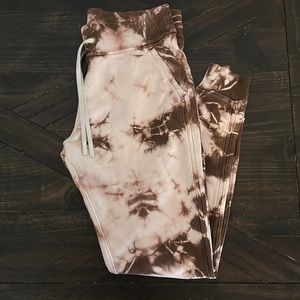 Lululemon joggers size 4 never worn perfect condition